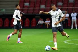 显露出了兼 显露出了兼